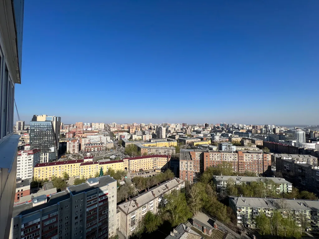 Квартира Квартира с видом из окна не для слабонервных с качелью — Новосибирск