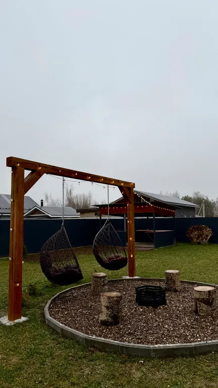 Уютный дом с панорамными окнами рядом с озером