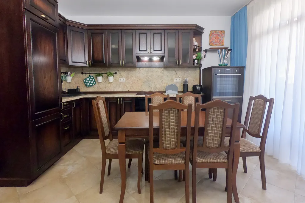 Двухэтажный дом с видом на горы