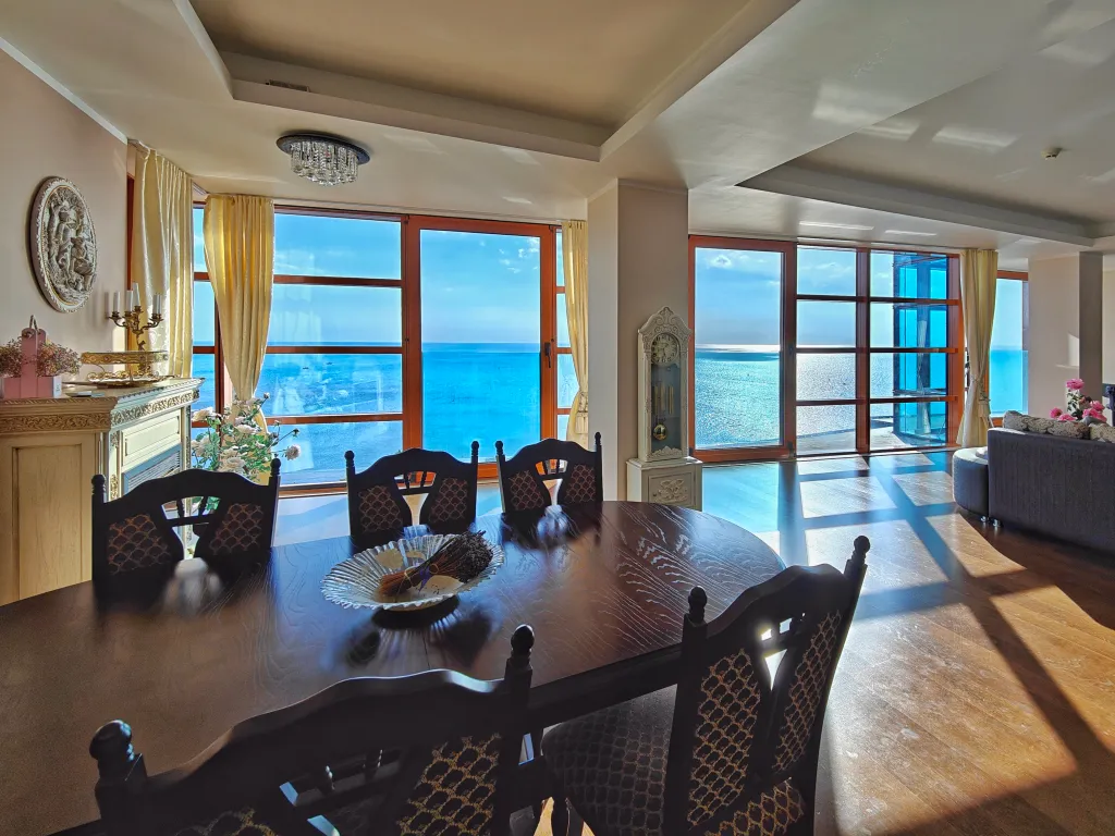 Шикарная видовая квартира в Золотой Бухте