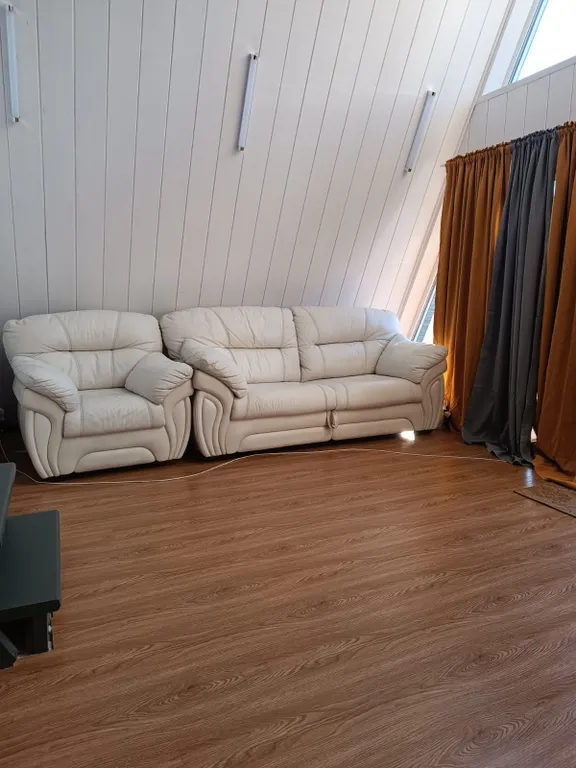 Большой дом в стиле А-фрейм на берегу реки Люторка