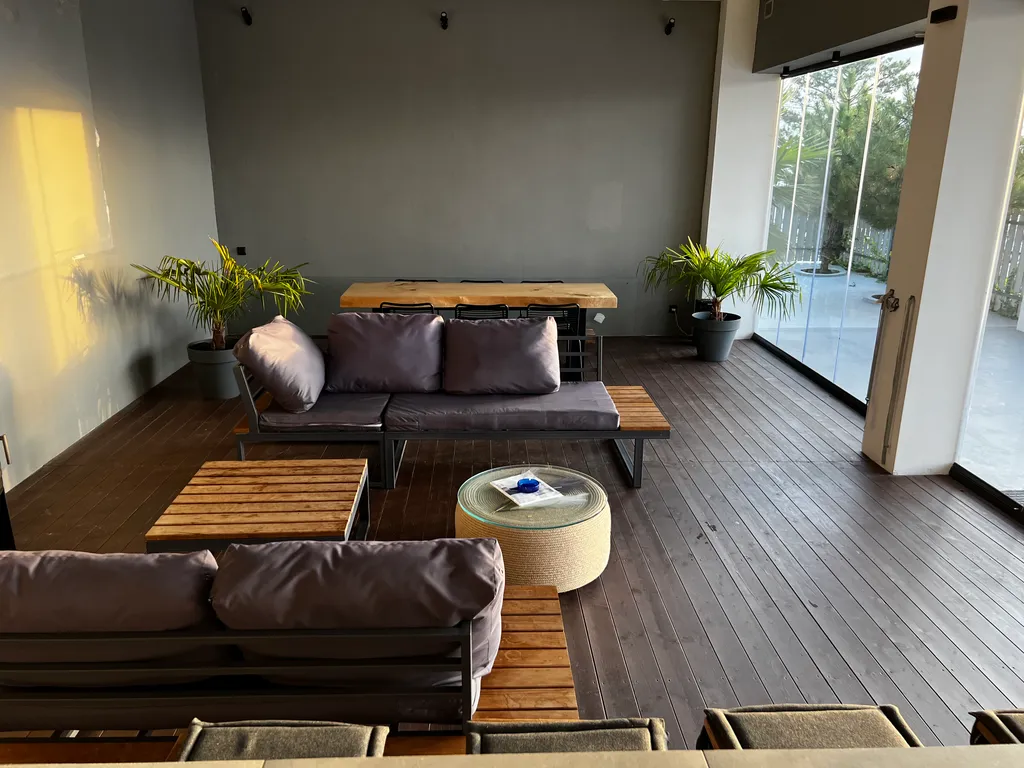 Gide villa посреди леса с видом на море