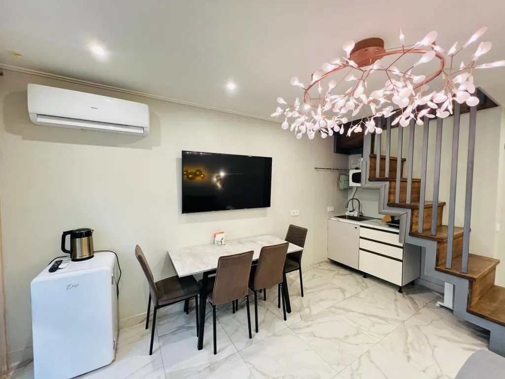 Двухуровневая квартира с бассейном на территории