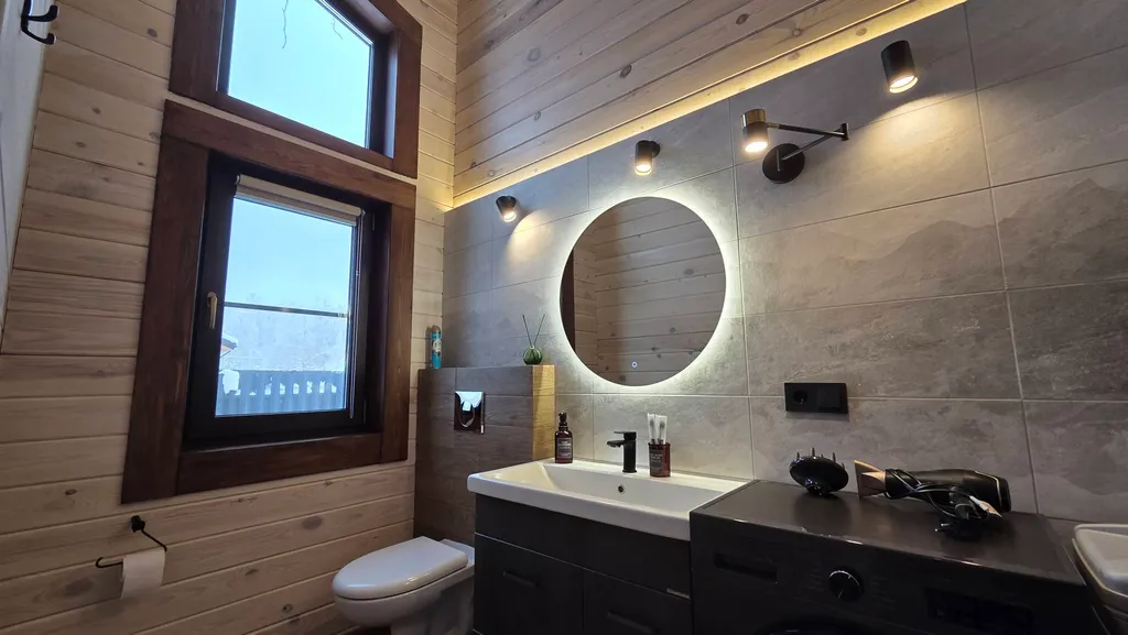 Дом у озера в лесу