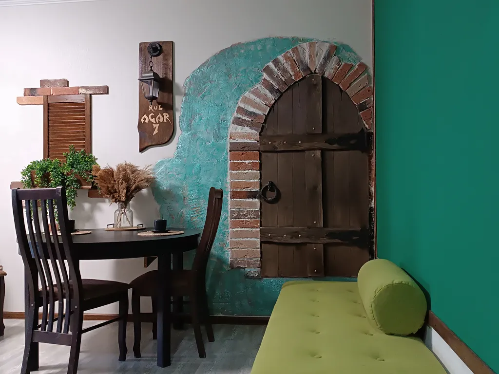 Великолепная студия с интересным дизайном в стиле французского кафе