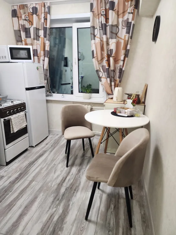 Стильная квартира с большой кроватью.