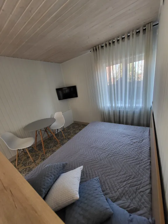 Уютный домик для двоих у озера