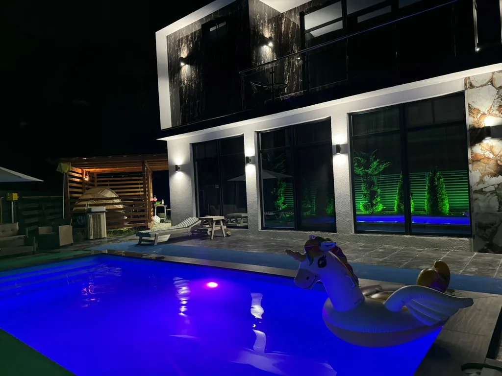 Дом с баней и теплым бассейном