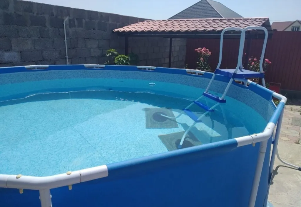 Двухэтажная дача с бассейном