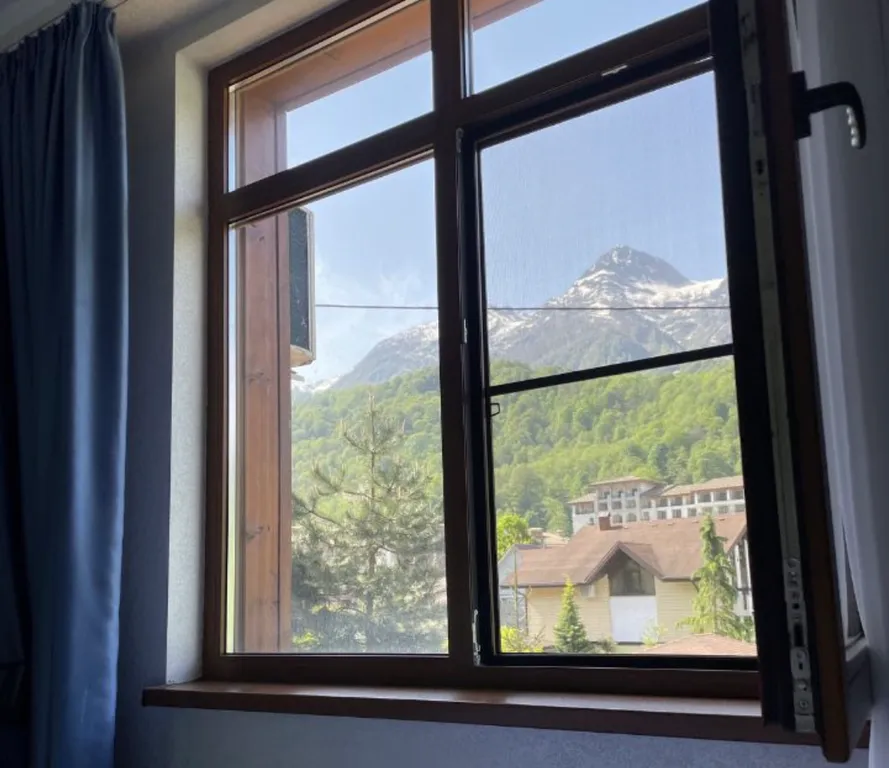 Пушка-евродвушка с видом на горы и Мариотт