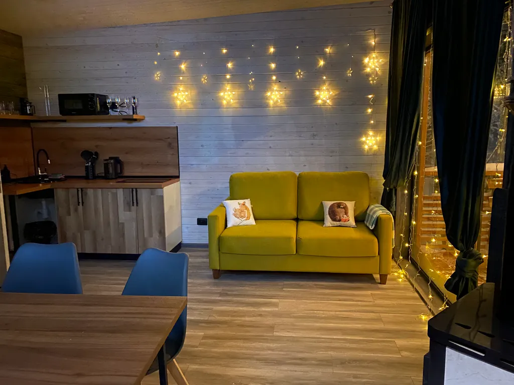 Дом с камином на берегу ручья