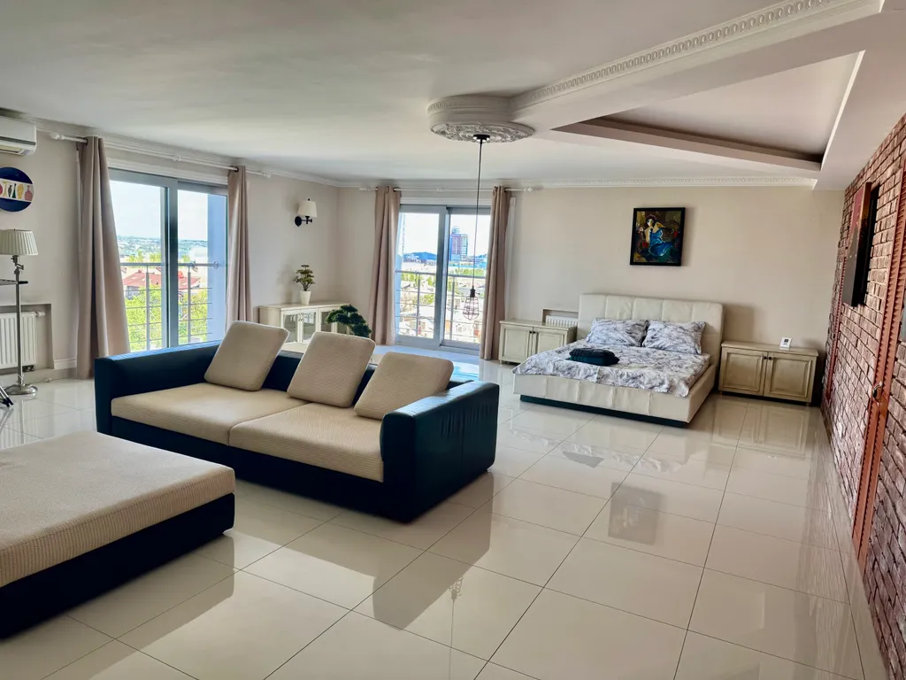 Новострой с панорамным видом на б. Пушкина