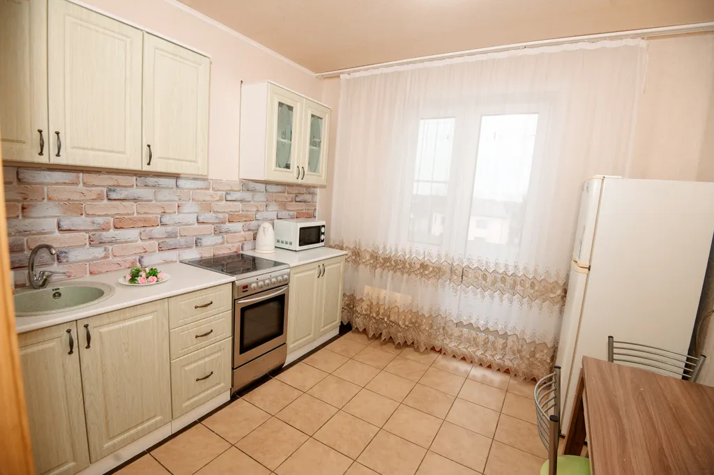 Уютная и чистая квартира для проживания семьёй или в командировке — аренда посуточно в Великие Луки