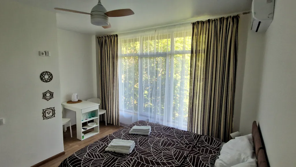 Уютная комната в доме в лесу