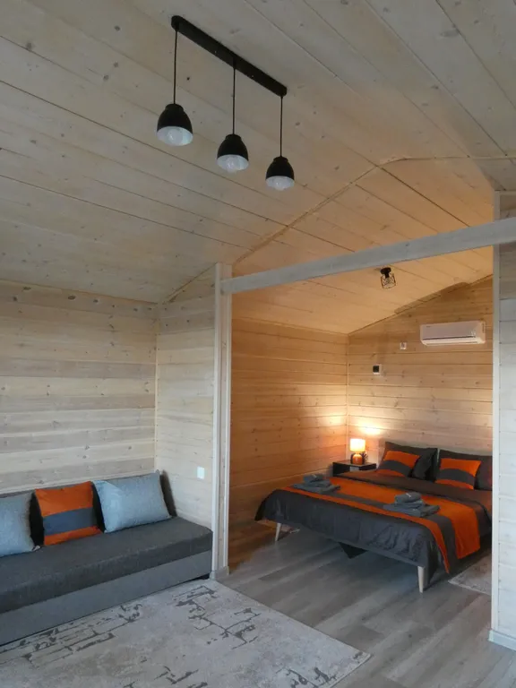 Уютный четырёхместный Домик с двуспальной кроватью