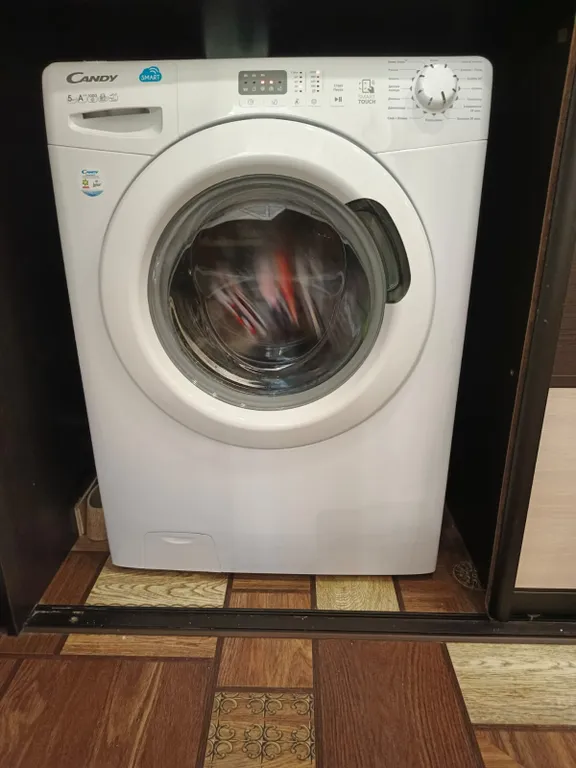 Квартира на банном, Родина