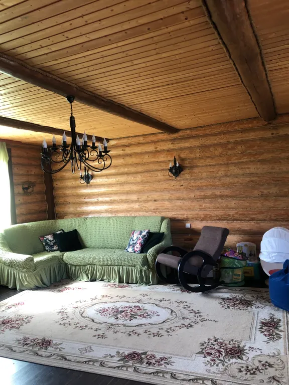 Дом с детской площадкой и видом на озеро