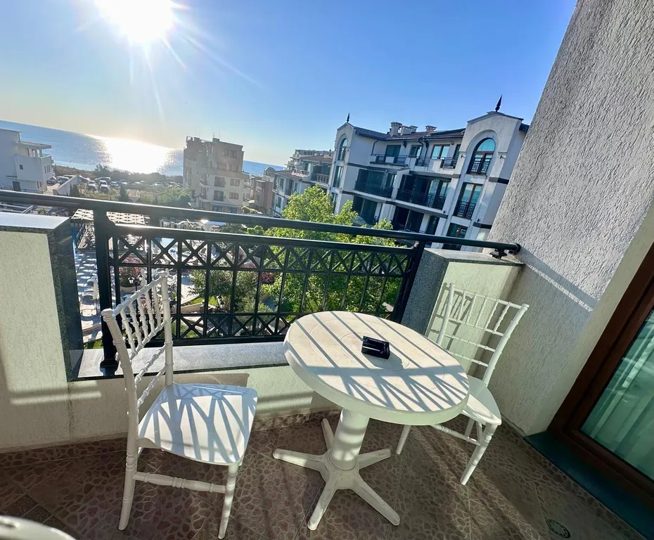 Трёхкомнатная квартира у пляжа, вид на море из всех комнат, два бассейна