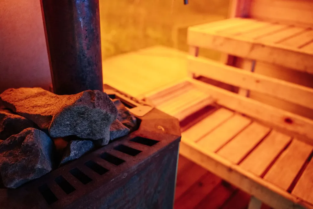 Уютная хижина в лесу у реки