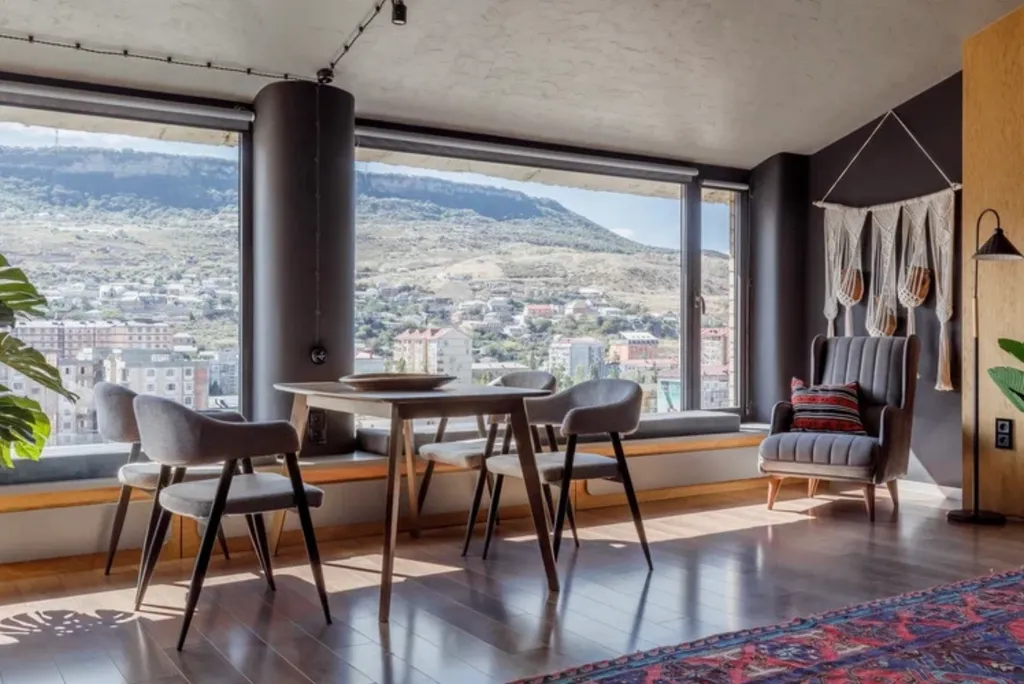 Панорамные окна с видом на гору