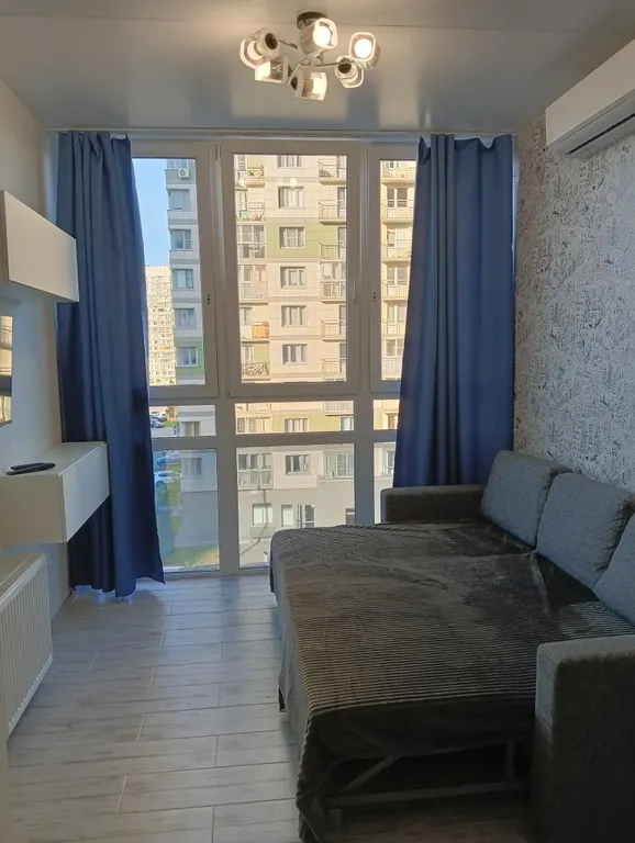 Уютная, светлая студия с панорамными окнами