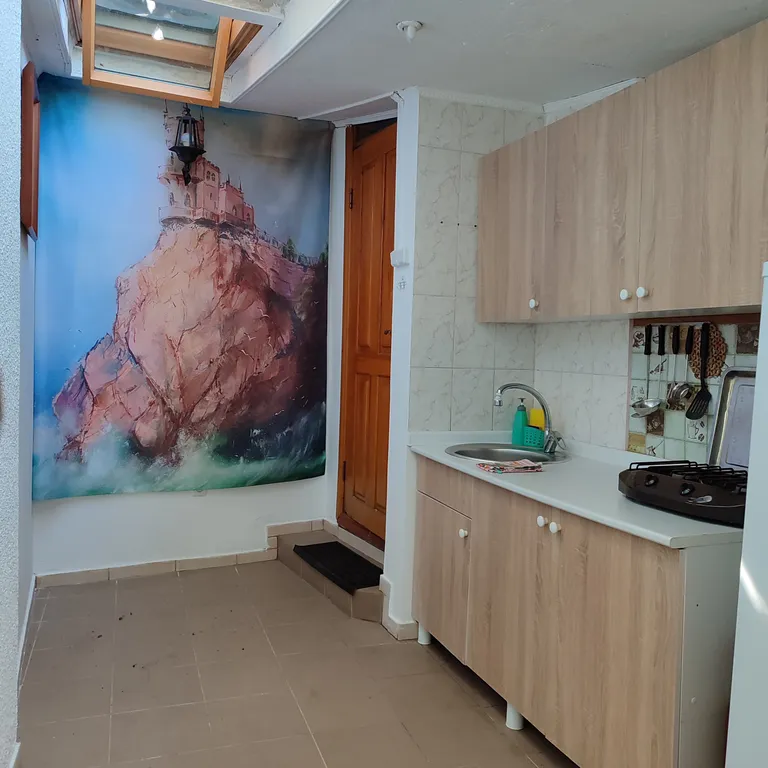 Маленький уютный домик на море