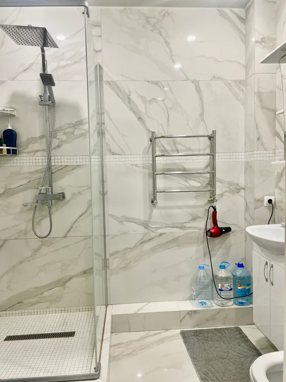 Просторная квартира с видовым балконом близ Питьевой Галереи Санатории