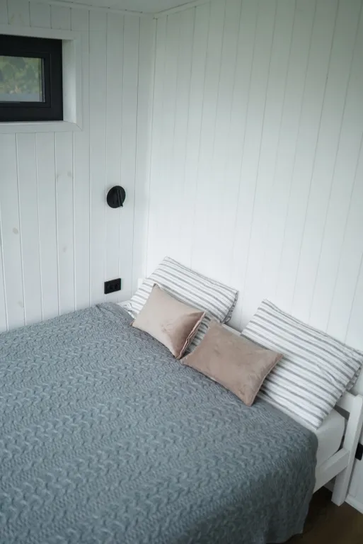 Домик на Новогодние праздники с панорамными окнами в лесу