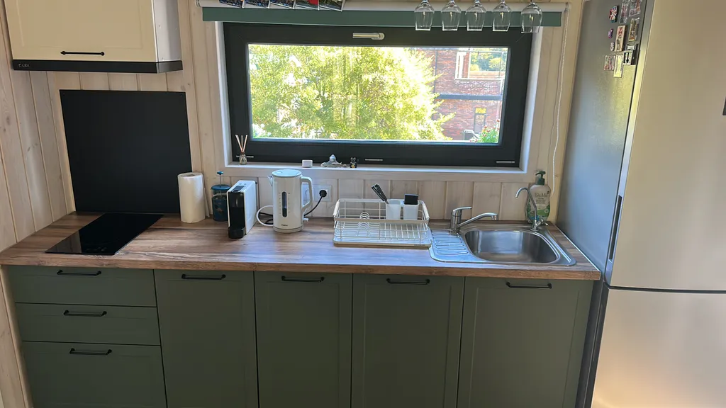 Коттедж Апартаменты рядом с морем ,с видом на горы у скалы парус — Прасковеевка