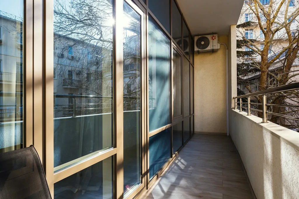 Стильные Апартаменты в центре Ялты «Yalta Plaza Holidays» 100м до Моря