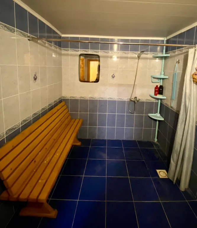 Коттедж Коттедж с сауной и бассейном — Красный