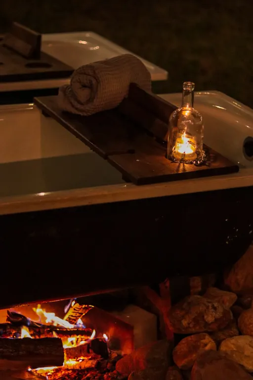 Эстетичный мини-домик с горячими ваннами и купелью