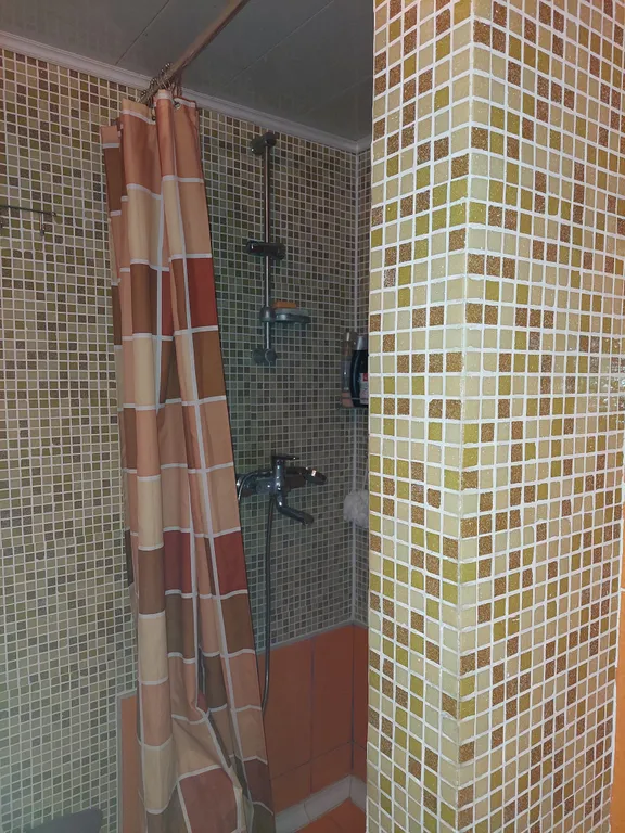 Уютный дом на берегу реки