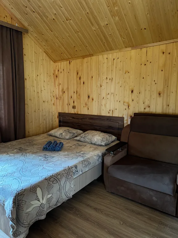 Двухэтажный деревянный коттедж с деревянной отделкой