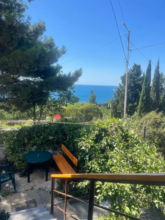 Квартира-студия напротив Мисхорского парка c двориком