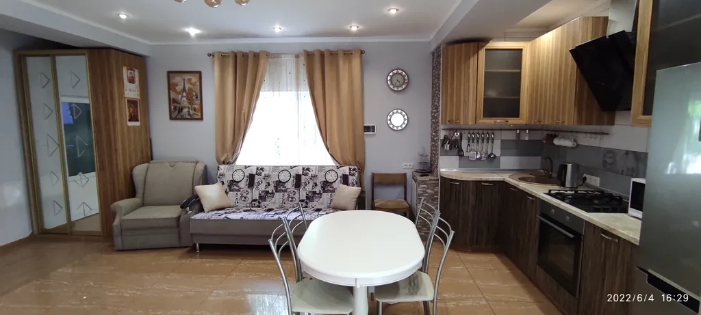 Идеальный для компании, 3 спальни и зал- студия и балкон до 6 гостей+