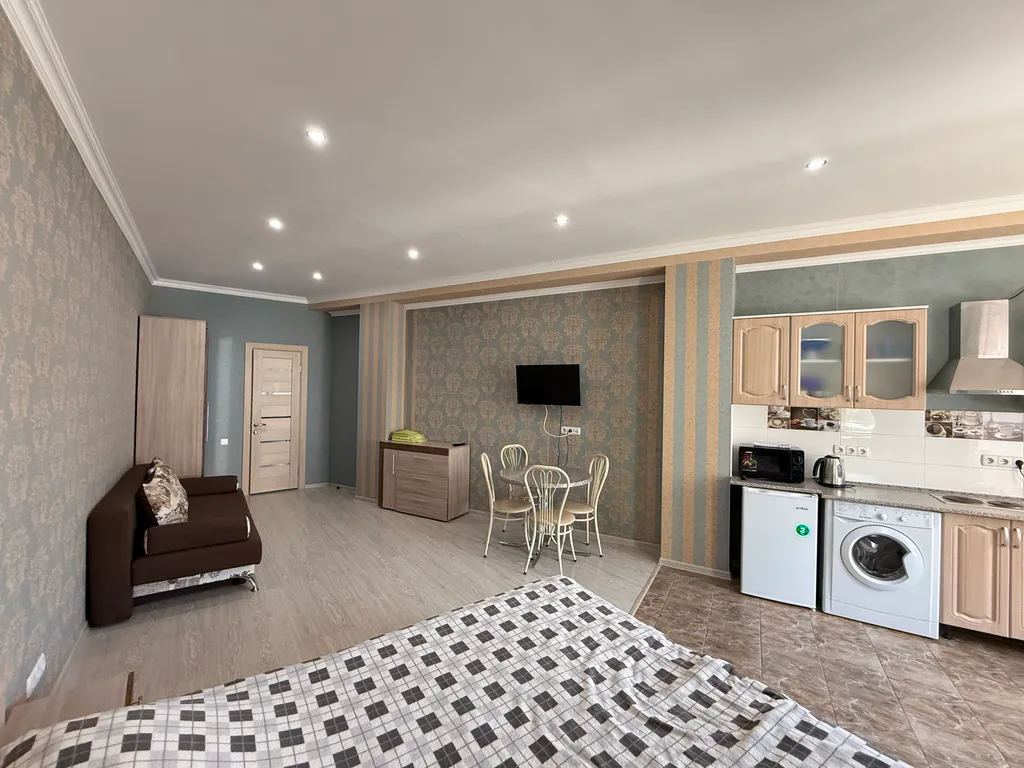 Студия с балконом у моря есть мангал