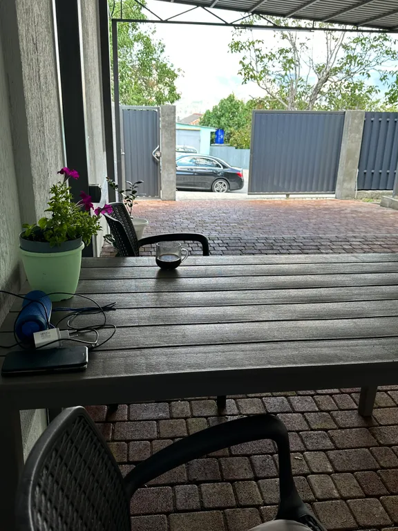 Уютный новый дом в центре города с бассейном