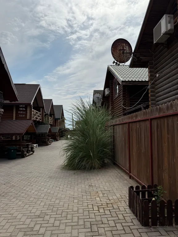 Деревянный домик возле моря