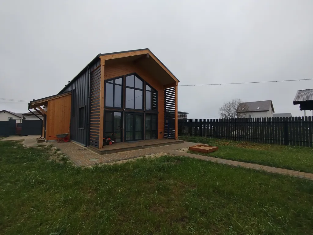 Стильный барн с крытой мангальной зоной