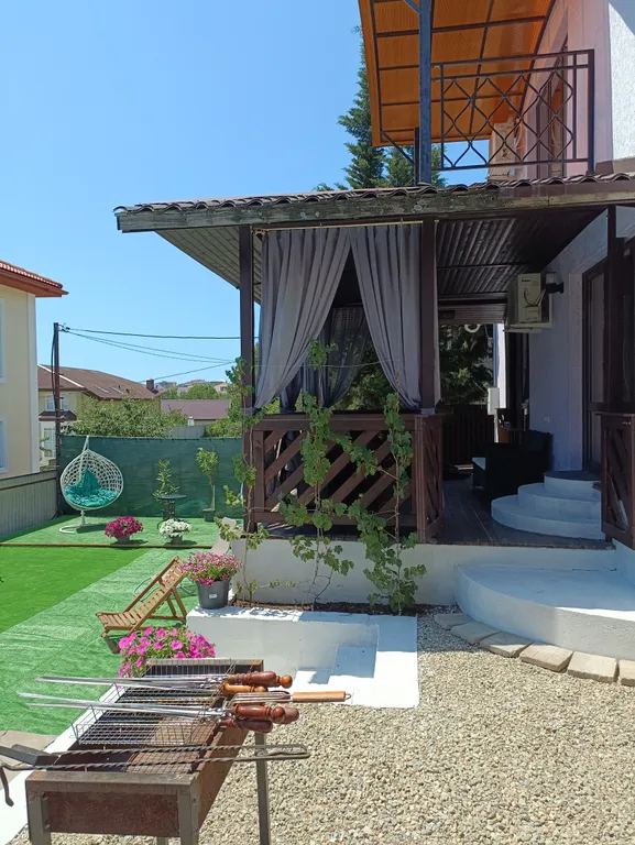 Домик с бассейном