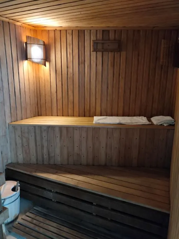 Уютный дом для большой семьи или компании в окружение сада