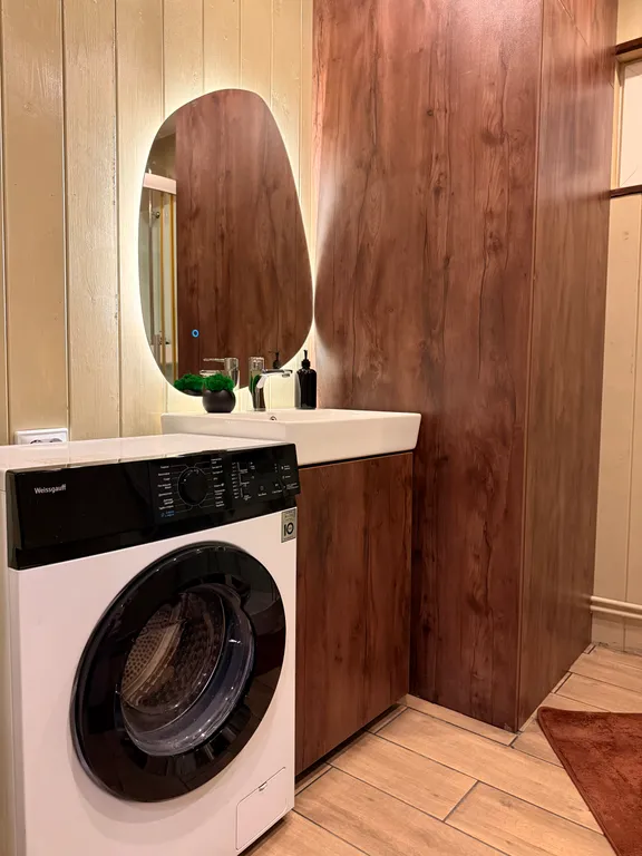 Дом с просторной террасой у леса