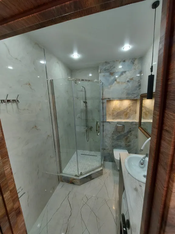 Студия Золотая карта с видом на сквер