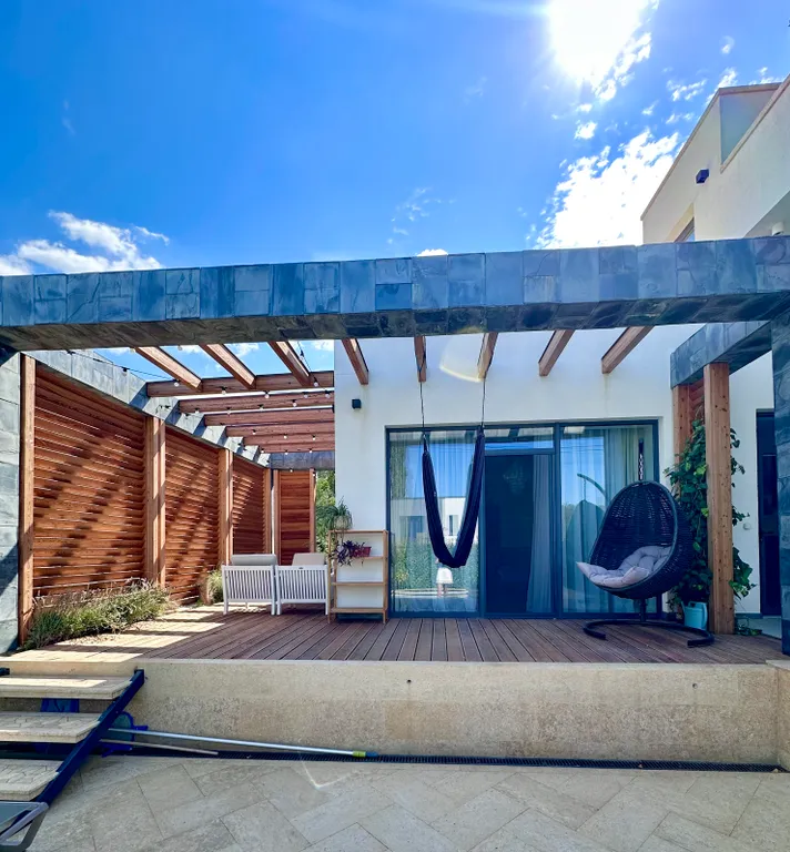 Вилла с бассейном среди виноградников Балаклавы