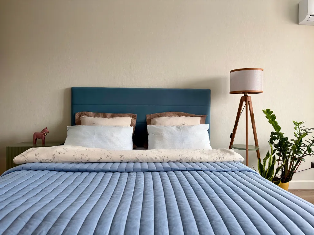 Розовая лошадка у себя дома