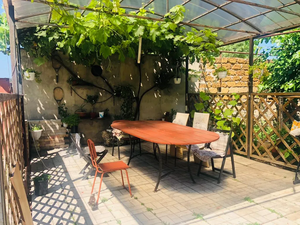 Дом для отдыха с большой беседкой