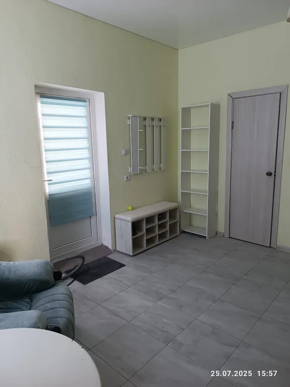 Уютная комната с отдельной кухней в коттедже