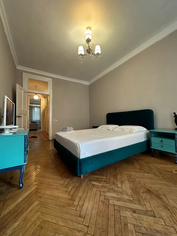 Квартира в сталинке в центре города с закрытой парковкой