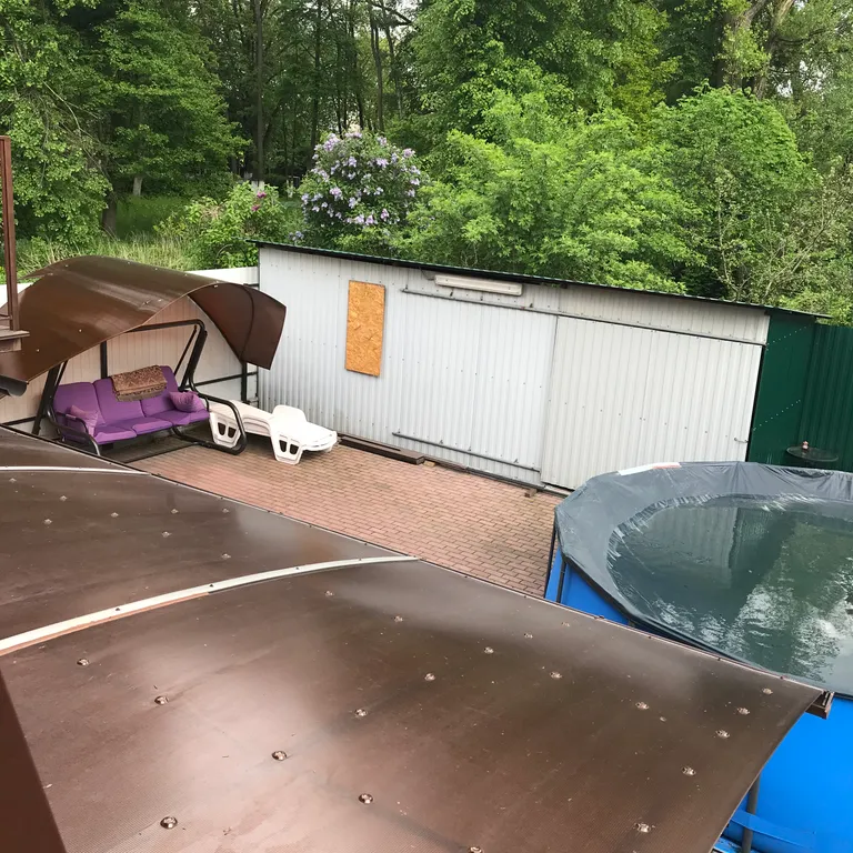 Дом в саду с баней и бассейном летом